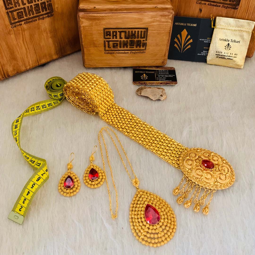 bayan-kırmızı-tasli-altin-kaplama-gumus-taki-seti