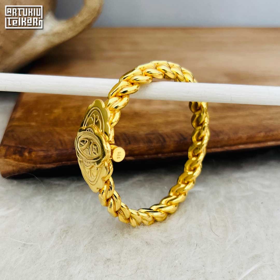 gold-model-womens-bracelet