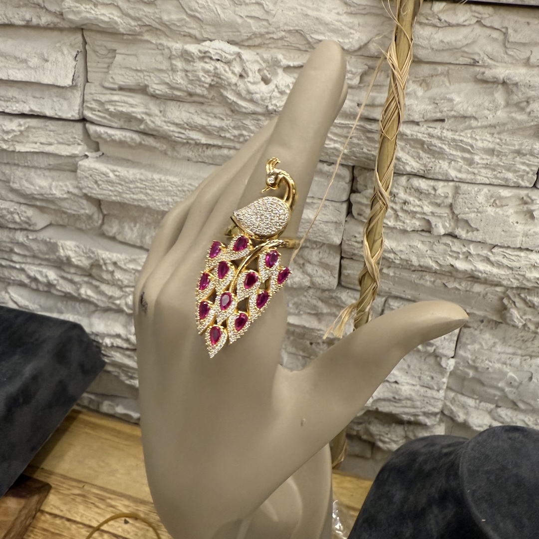 kirmizi-tasli-tavus-kusu-bayan-yuzuk-modeli