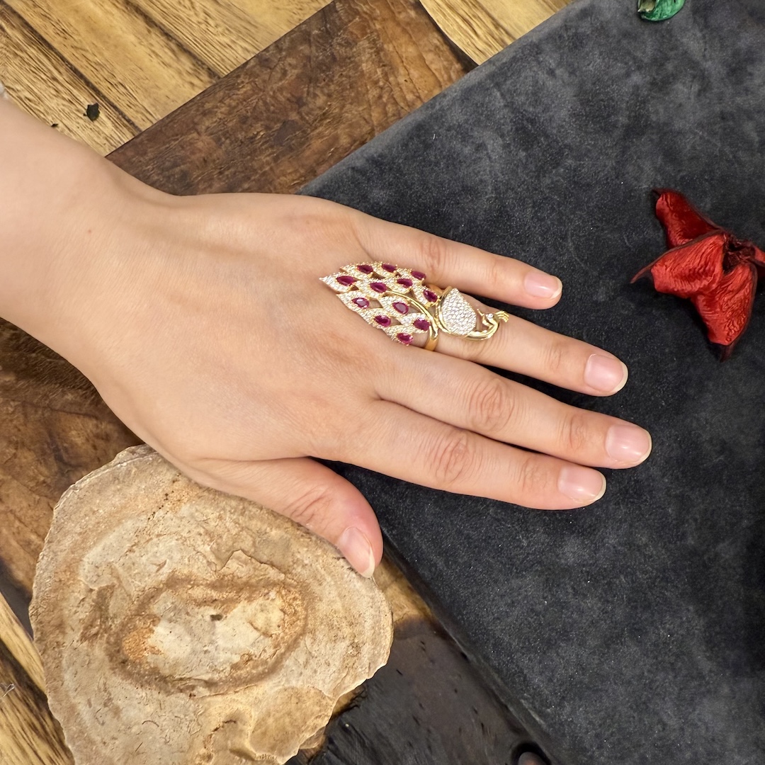 tavus-kusu-bayan-yuzugu