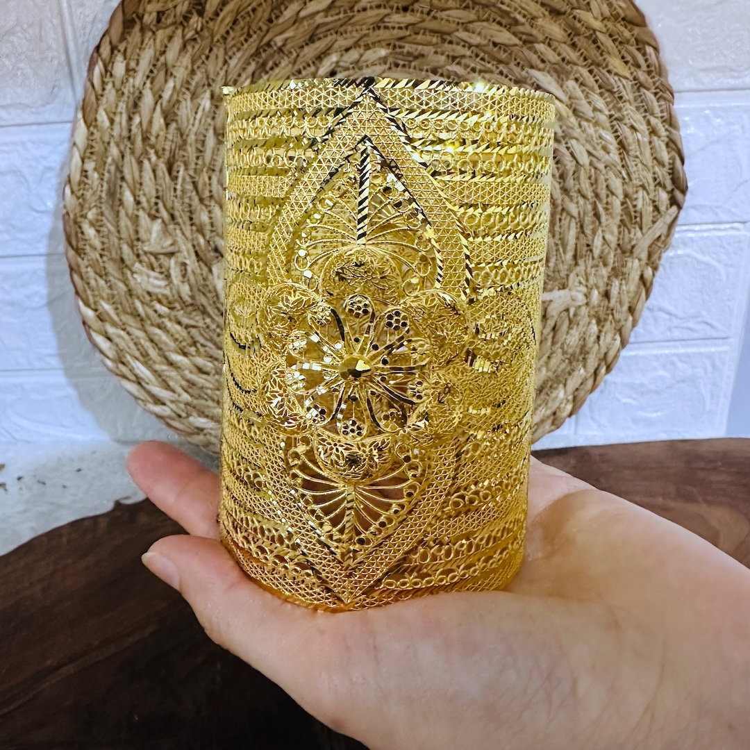 gold-model-indian-bracelet