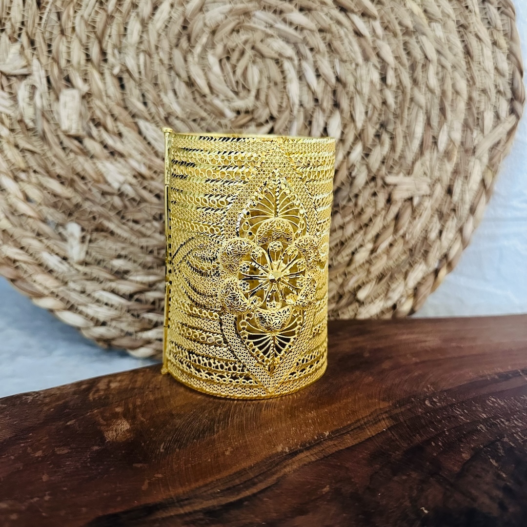 gold-model-indian-women’s-bracelet