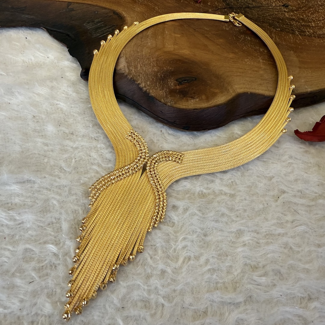 gold-model-dorika-necklace