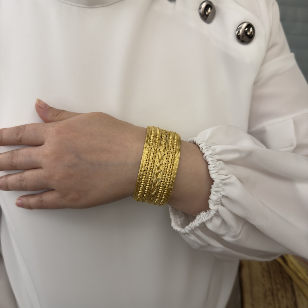 altin-modeli-orgulu-bayan-bilekligi