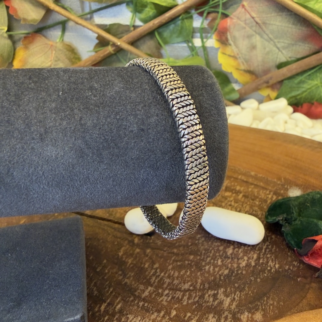 orgulu-bayan-gumus-telkari-bilezik