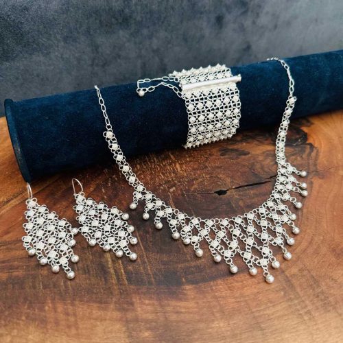 filigree-silver-bridal-jewelry-set-model